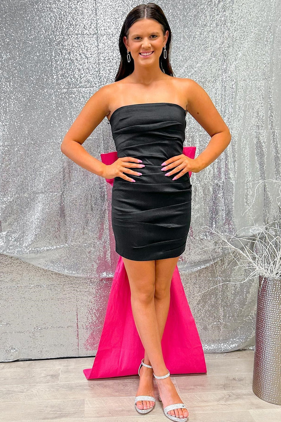 Vestido de fiesta sin tirantes con lazo en la espalda y cola incorporada